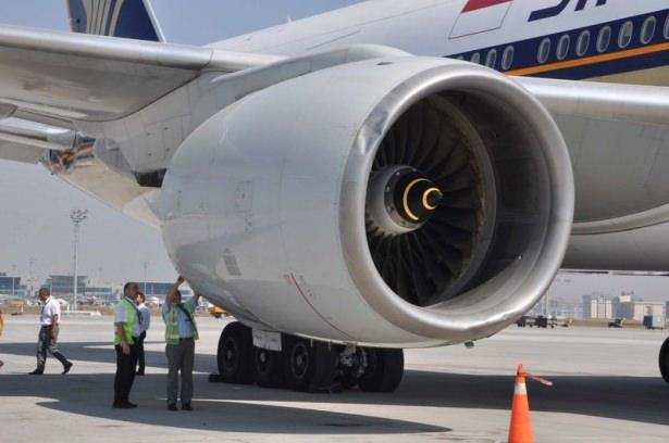 <p>Uçağın gövdesinin çeşitli bölgeleri ile sağ sol motorunda da hasar oluştu. Pilotlar, Atatürk Havalimanı'na dönme kararı aldı. </p>
