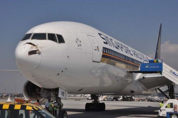 <p>Boeing 777 tipi uçak, kalkışından 1 saat 10 dakika sonra 14.40'ta Atatürk Havalimanı'na indi.</p>