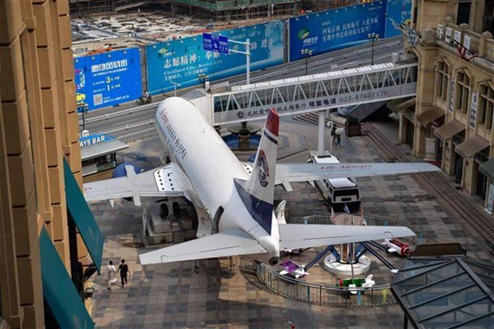 <p>Çin'in Wuhan kentinde bir işletmeci tarafından satın alınan Boeing 737 tipi uçak restorana çevrildi. Guanggu Caddesi'nde hizmet veren uçak 35 bin yunana satın alındı. 20 masa ile müşterilerini ağırlayan uçak restoran sıradışı konsepti ile misafirlerine farklı bir deneyim sunuyor. </p>

