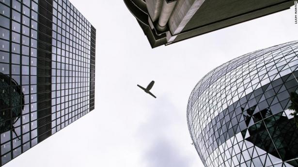 <p>İki ayrı modelle piyasaya sunulacak aracın fiyatları 197 bin ve 247 bin dolar.</p>
