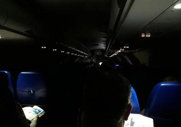 <p>Gece iniş ve kalkış yapan uçaklarda ışıkların sönmesi, gece gözlerimizi karanlığa alıştırmak için. Herhangi bir kaza durumunda, ışıklar açık olsa idi, gözlerin karanlığa alışmak için kaybedeceği birkaç saniyeyi kazanmak amaçlı ışıklar kapatılıyor.</p>
<p> </p>