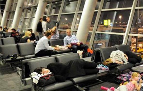<p>Rötarlarda yolcu hakları: Uçak rötar yaptığı zaman mesafelerine ve bekleme sürelerine bağlı olarak değişen koşullarda da havayollarının yolculara içecek, yiyecek, konaklama, otele transfer ve ücretsiz telefon ve faks hizmeti sunması gerekir.</p>

<p> </p>

