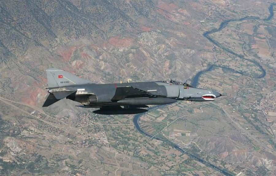 <p><strong>F-4E/2020</strong><br />
"Barış Elması" projesi kapsamında ilk siparişi gerçekleştirilen ve envantere 30 Ağustos 1974'de giren F-4E/2020 uçağından 47 adet yer alıyor. Bu uçaklar, 2020 yılına kadar peyder pey envanterden çıkartılacak.</p>