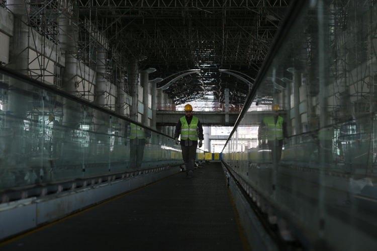 <p>Terminal binasının kaba inşaatının bitirilmesi konusunda hedefledikleri işlerin istedikleri gibi gittiğini dile getiren Akçayoğlu, proje genelinde şu ana kadar 2,2 milyon metreküpe yakın beton döktüklerini, bu rakamın çok ciddi olduğunu aktardı.</p>