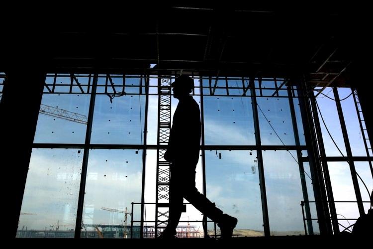 <p>Akçayoğlu, terminal binasının bazı yerlerinde dış cephe ve çatı işlemlerinin de başladığını söyledi.</p>