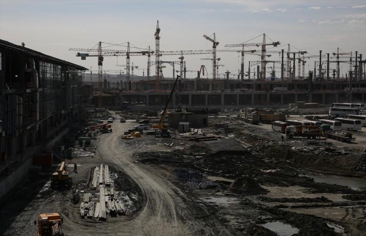 <p><strong>"Haziranda binayı kalıcı olarak enerjilendireceğiz"</strong></p>
<p>Akçayoğlu, binayı haziran ayı gibi enerjilendireceklerini belirterek, İstanbul Yeni Havalimanının 250 megavatlık enerji ihtiyacının bulunduğunu bildirdi.</p>