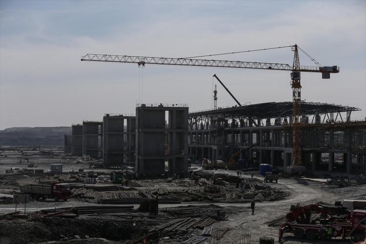 <p>Yusuf Akçayoğlu, "Bu rakam birçok ilin tükettiği toplam enerji tutarından daha yüksek. Enerji merkezimizin imalatı bitti. 3 tane 120'lik trafo kuruldu. toplam 250 megavatlık ihtiyacı karşılayacaklar. Enerji nakil hattı TEİAŞ tarafından tamamlanıyor. Haziran başı gibi binayı enerjilendireceğiz." ifadelerini kullandı. "Kontrol kulesinin kaba inşaatı bitti"</p>