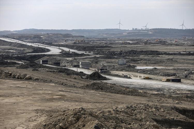 <p>Akçayoğlu, Pininfarina ve Aecom tarafından tasarlanan İstanbul Yeni Havalimanı Hava Trafik Kontrol Kulesinin inşaatının da hızla ilerlediğini kaydederek, kulenin 90 metre yüksekliğe ve 6 bin 85 metrekare inşaat alanına sahip olacağını aktardı.</p>