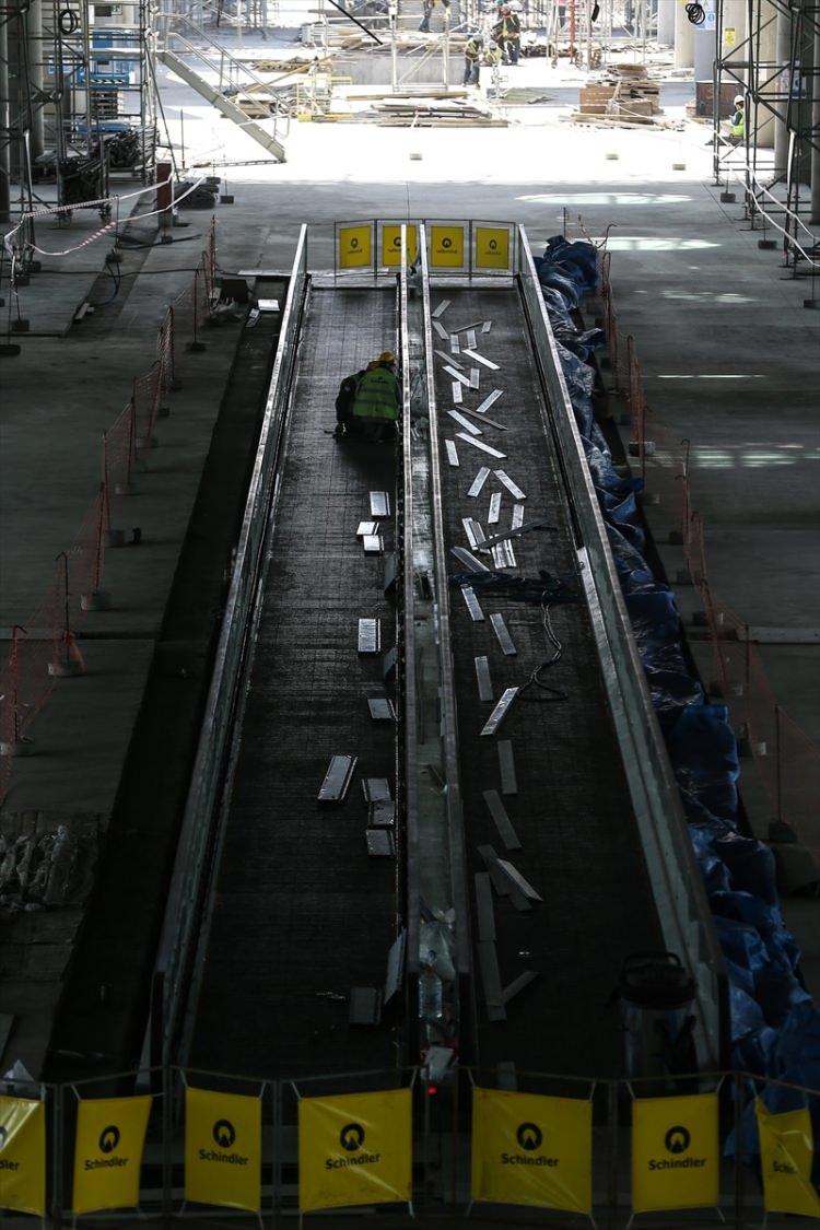 <p>İlk etapta kuzey-güney yönünde iki pistin yapımına daha önce başlandığını hatırlatan Akçayoğlu, pistten, 3 bin 750 metre uzunluğunda ve 60 metre genişliğinde olan ilkinin kazı ve dolgusunun büyük ölçüde bittiğini aktardı.</p>