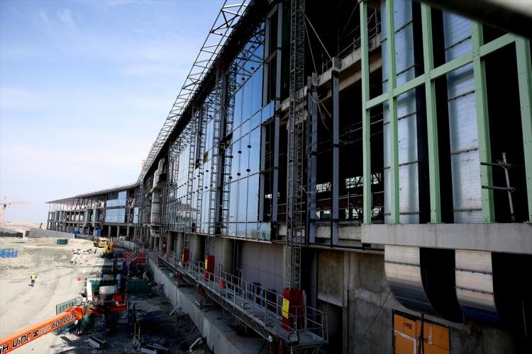 <p>Gerçi bu aksama değil. Havaların kurumasıyla hemen o pisti de yetiştireceğiz. Sadece asfaltlama işlemine başlandı. Pistin asfaltlama işlemlerinin kısa süre içerisinde bitirilmesi bekleniyor." ifadelerini kullandı.</p>