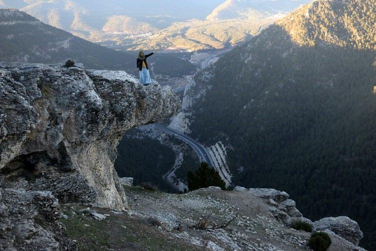 <p> Normalde alçakta bulunan nokta, fotoğraf çekiminde, aşağı bölüm gösterilmediği zaman, uçurumun kenarında durulduğu hissi uyandırıyor. </p>
