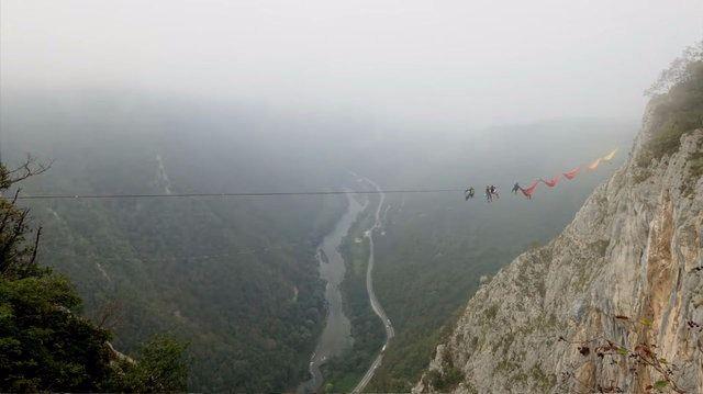 <p>Bosna Hersek'te bir kanyona kurdukları 80 metrelik halata kurulan 17 hamakta, 19 kişi 4 saat boyunca sallandı.</p>
