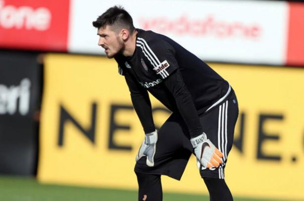<p>Devre arasında Dnipro’dan 3 milyon 300 bin Euro’ya transfer edilen Ukraynalı eldiven, şans bulduğu maçlarda yediği hatalı goller nedeniyle eleştirilmiş ve teknik direktör Şenol Güneş’in gözüne bir türlü girememişti. </p>
