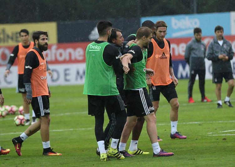 <p>Caner Erkin'in Beşiktaş antrenmanında Cenk Tosun'un üzerine yürümesi, akıllara, milli oyuncunun daha önce yaşadığı sorunları getirdi.</p>
