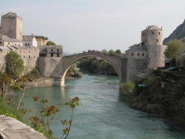 <p>Bosna / Neretva Nehri üzerinde Mimar Sinan'ın öğrencisi Mimar Hayreddin tarafından 1566 yılında inşa edilen Mostar Köprüsü</p>

<p> </p>
