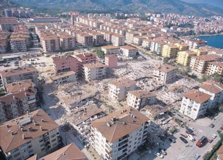 <p>  Yaklaşık 200 bin kişinin evsiz kaldığı, 66 bin 441 konut ve 10 bin 901  iş yerinin yıkıldığı depremde, 16 milyona yakın insan değişik düzeylerde  etkilendi, 285 bin 211 konut ve 42 bin 902 iş yerinde hasar tespit edildi.</p>

<p> </p>
