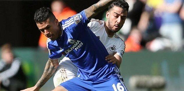 <p>Hasan Ali ilk iç saha maçında ıslıklandı. İsmail yetersiz bulunuyor Kanarya, Ansaldi’den sonra Chelsea’nin 21’lik yıldızıyla ilgileniyor. <br />
<br />
Fenerbahçe, Kjaer'in satışından gelen parayı hücum hattına harcamak istiyor. Bu sebeple Kenedy için Chelsea satın alma opsiyonuyla kiralama teklifi gidecek. Ada kulübünün de oyuncunun gelişmi için bu öneriyi kabul etmesi bekleniyor. Kaynak: Fotomaç</p>
