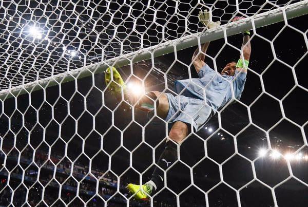 <p>Bitiş düdüğünün ardından kendi kalesine doğru koşan Buffon üst direğe tutunmaya çalıştı.</p>
<p> </p>
