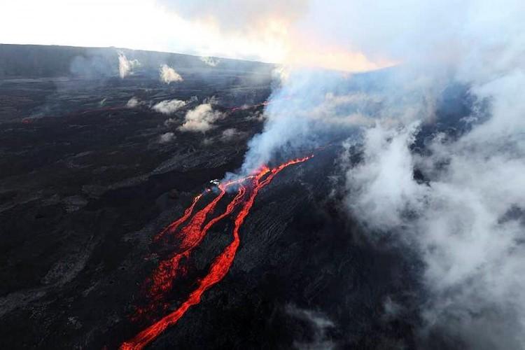 <p>Hint Okyanusu'nda Fransa'nın denizaşırı topraklarından olan Reunion Adasındaki "Piton de la Fournaise yanardağı" söndüğü zannedirken ikinci kez patladı.</p>
