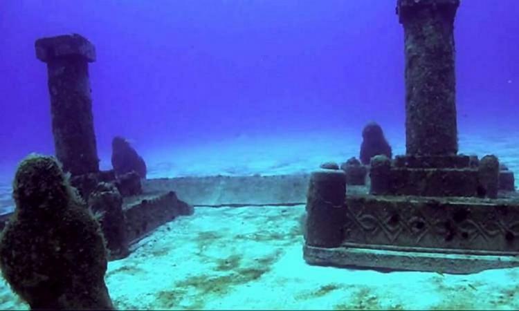 <p>Efsane Şehir Dwarka</p>
<p>Hindistan‘ın batı kıyısında Canbay Körfezi açıklarında 35 metre derinlikte 24 km² lik bir alana yayılmış olan Dwarka en eski şehirlerden biridir. Araştırmacılara göre bu eski şehirin yaşı tahminen 5 bin yıl ile 10 bin yıl arasındadır. Bilim adamlarını şaşırtan olay ise son buzul çağında şehir sular altında olduğu keşfidir. Buzların erimesine rağmen şehir hiç bozulmadan olduğu yerde kalmıştır.</p>
