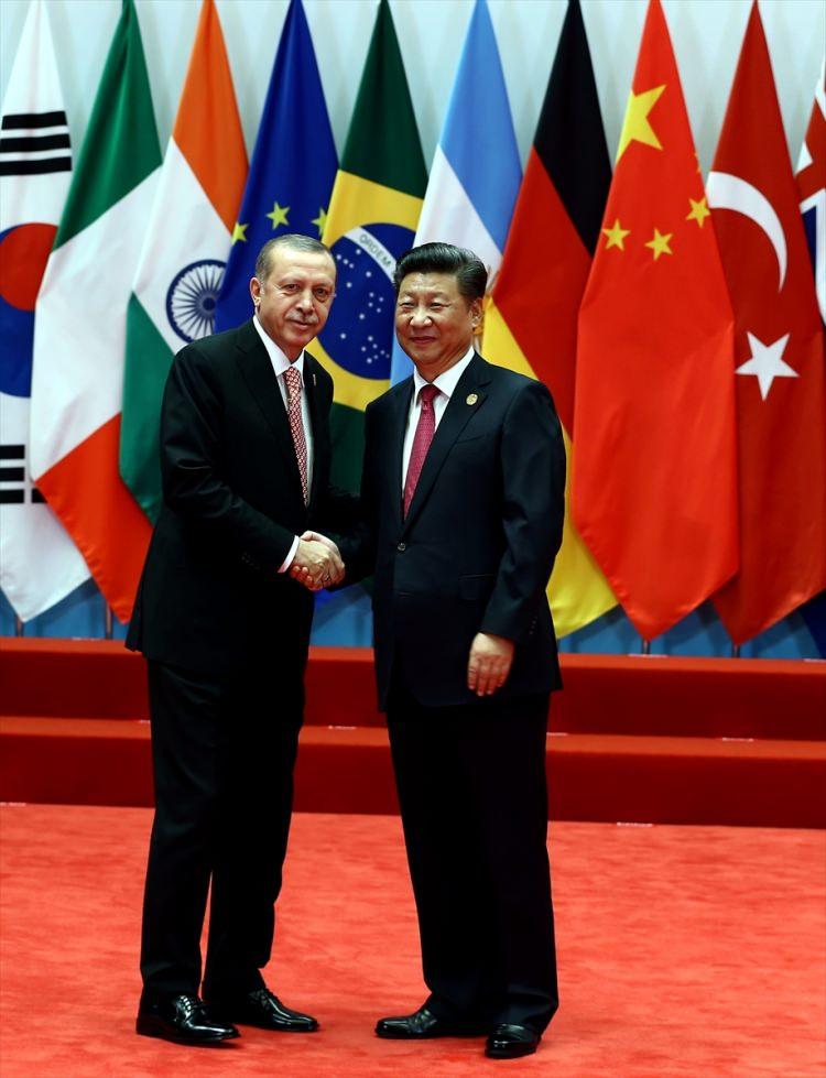 <p>Çin’in Hangzhou kentinde düzenlenen G20 Liderler Zirvesi’ne katılan Cumhurbaşkanı Recep Tayyip Erdoğan zirvenin düzenlendiği Kongre Merkezi’ne gelişinde Çin Devlet Başkanı Şi Cinping tarafından karşılandı. <br />
G20 Liderler Zirvesi’ne gelişte Çin Devlet Başkanı Şi Cinping tarafından karşılanan Cumhurbaşkanı Erdoğan, Çinli liderle tokalaşmasının ardından toplantılara katılmak üzere salona geçti.</p>