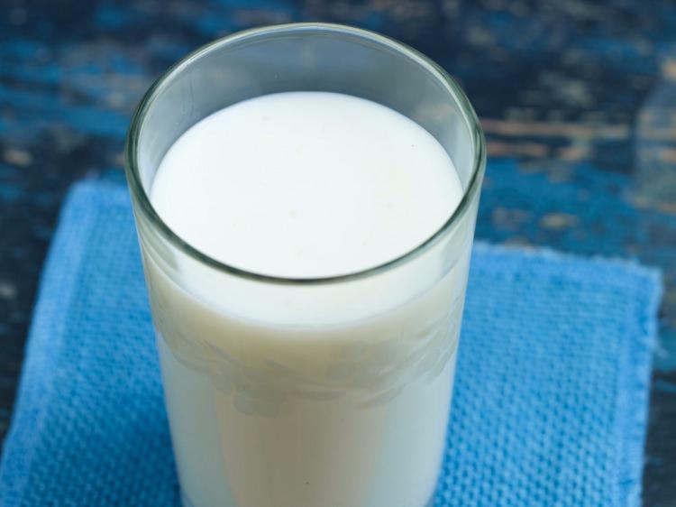 <p>Ayran, mide asidini nötralize eder ve içermiş olduğu laktik asit sayesinde asidin mide dokusuna zarar vermesini önleyerek, mide ekşimesini gidererek mideyi rahatlatır. </p>