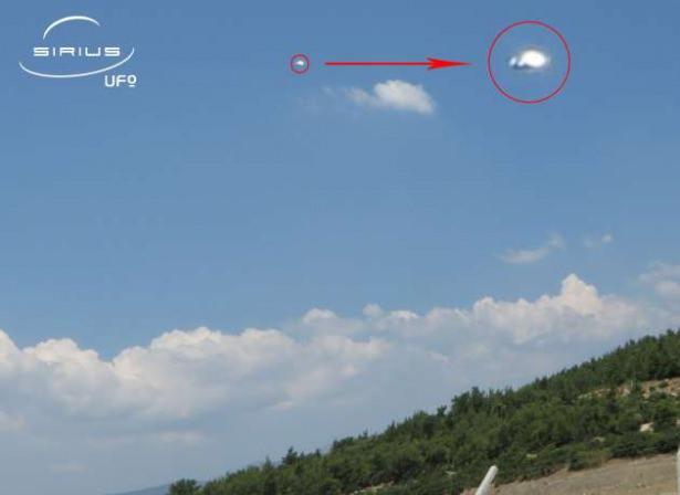 <p>İSTANBUL'DAN TUZ GÖLÜNE<br />
<br />
Sirius tarafından yayınlanan UFO fotoğrafları İstanbul'dan Tuz gölüne kadar bir çok ili kapsıyor. <br />
<br />
Özellikle Temmuz ve Ağustos ayında Bodrum'da rekor sayıdı UFO görüntüsü kayıtlara geçti. <br />
<br />
Bir görüntü var ki bunda UFO aracı olduğu sanılan cisim yolcu uçağının hemen üstünde görüntülendi. <br />
<br />
 </p>
