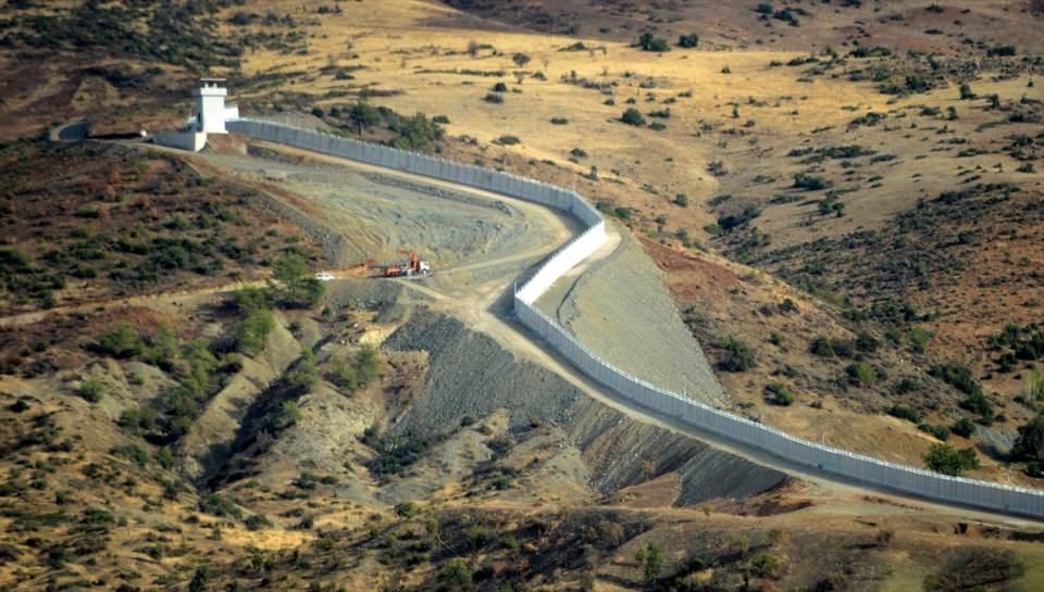 <p>Yılbaşından sonra Diyarbakır'daki konutların bir kısmını ve Silopi'deki konutları teslim edebileceğiz. 65 bin konut hedefimizin 17 binini Doğu ve Güneydoğu Anadolu'da yapacağız."</p>
