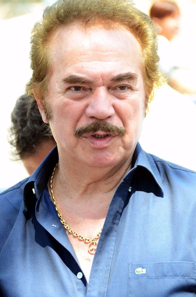<p><span style="color:rgb(68, 68, 68)">Orhan Gencebay</span><a href="http://www.takvim.com.tr/multimedya/galeri/turkiye/demokrasi-ve-sehitler-mitingine-katilacak-unlu-isimler/17">.</a></p>
