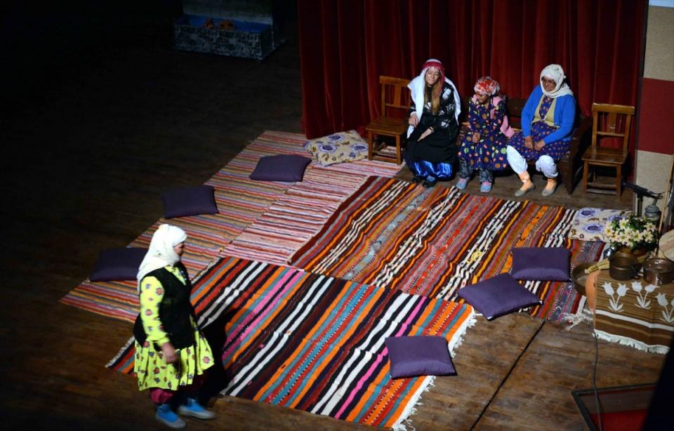 <p>Muğla'nın Menteşe ilçesinin Yaraş Mahallesi'nde tiyatro topluluğu kuran kadınlar, yazdıkları, "Yaraş'ta Düğün 1960" adlı oyunu sahnelediler.</p>
