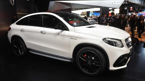 <p>Fuarın en dikkat çeken otomobilini ise Alman otomobil devi Mercedes tanıttı. Mercedes'in yeni modeli GLE Coupe, BMW'nin X6 modeline benzerliğiyle dikkat çekti. BMW X6 modelini ilk olarak 2008 yılında tanıtmıştı.</p>
<p> </p>