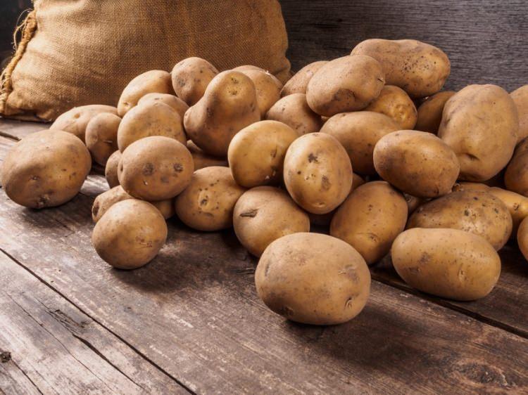 <p>Bulaşık makinenizin üst kısmına patates dizerek durulamayı çalıştırırsanız, makinenizin tüm kirlerden arındığını göreceksiniz.</p>
