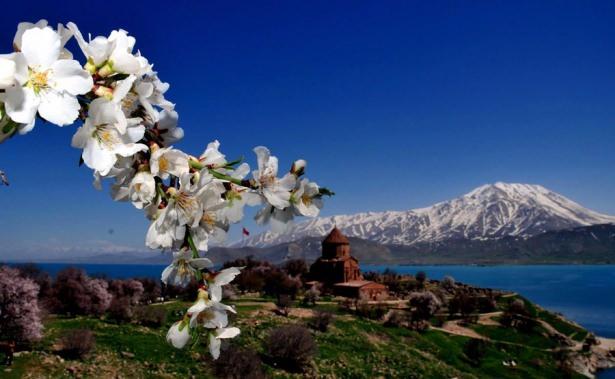 <p><strong>Akdamar Kilisesi, Van</strong><br />
<br />
Van Gölündeki adalardan en büyüğü olan Akdamar Adası, üzerindeki kilisesi ile ünlü. 900'lü yılların başında Kral Gagik tarafından yaptırılmış olan kilise taş işçiliğinin en seçkin örneklerinden. Kutsal Haç adına Vaspurakan Kralı I. Gagik tarafından Keşiş Manuel'e yaptırılmış. Kilisenin figürlü repertuarı oldukça zengin. Bunun yanında, İncil ve Tevrat'tan alınmış çeşitli sahneler bulunuyor.</p>