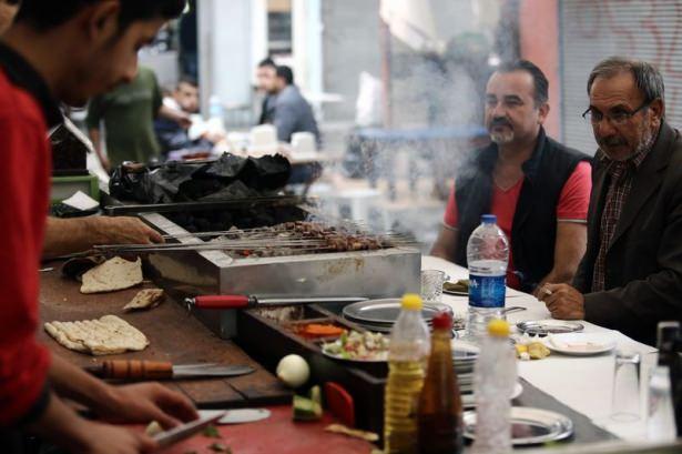 <p>En az 4-5 çeşit salata ile ciğer kebabı yediklerini anlatan Asal, "Herkes sabahın 4'ünde buraya gelir ve saat 9-10 oldu mu burada iş biter. Ülkemizin her yeri güzel ama Adana ayrı. Adanalı her zaman 4'te kalkar ve bu ciğeri yer, bu ciğeri yemeden işbaşı yapmaz. </p>
