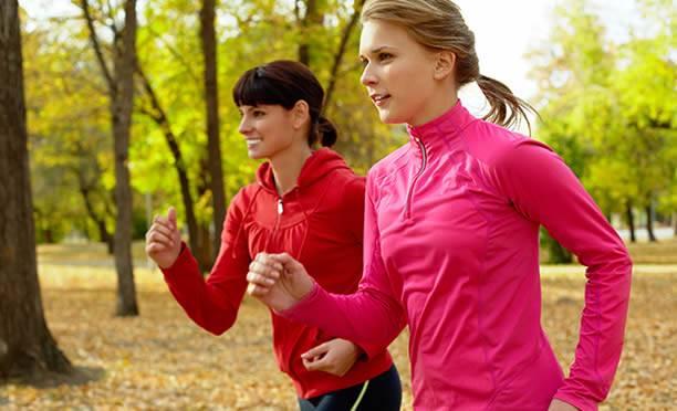 <p><strong>Spor arkadaşınız diyabetinizi bilmeli</strong></p>
<p>Diyabet hastası olduğunuzu ve kan şekerinizin düştüğünde ne yapılması gerektiği bilen birisiyle halka açık yerlerde çalışın. </p>