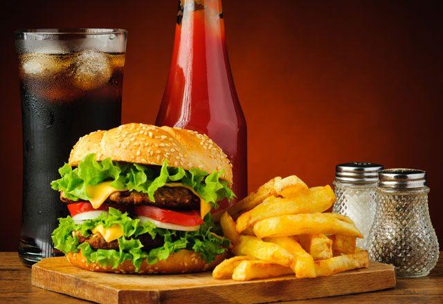 <p><strong>FAST FOOD</strong></p>

<p>Gün içerisinde yediğiniz fast food ürünler içerisindeki fazla tuz yüzünden vücutta şişlik yapabilir.</p>

