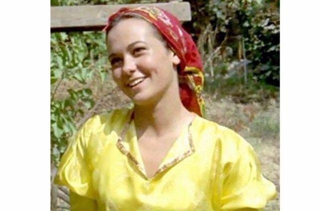 <p>Ardından Şener Şen'in 'Vecihi' karakterini canlandırdığı 'Gülen Gözler' filmiyle hafızalara kazındı. Yılmaz Güney'in 'Yol' filmiyle ise hayranlarını büyüledi.</p>

<p> </p>
