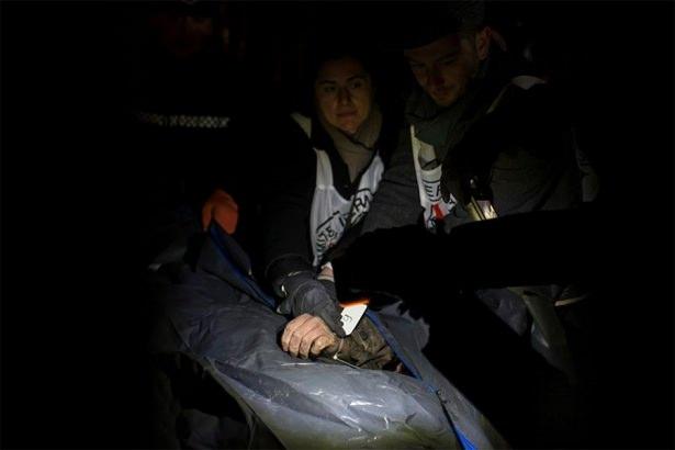 <p>Kazada yaralanan 15 madencinin<br />
kaldırıldığı hastanede tedavi altına alındığını dile getiren Kostrubitskiy, kazanın meydana geldiği "Zasyadko" kömür ocağında 200'den fazla kurtarıcının yer aldığı 39 arama-kurtarma ekibinin çalıştığını ifade etti.</p>
