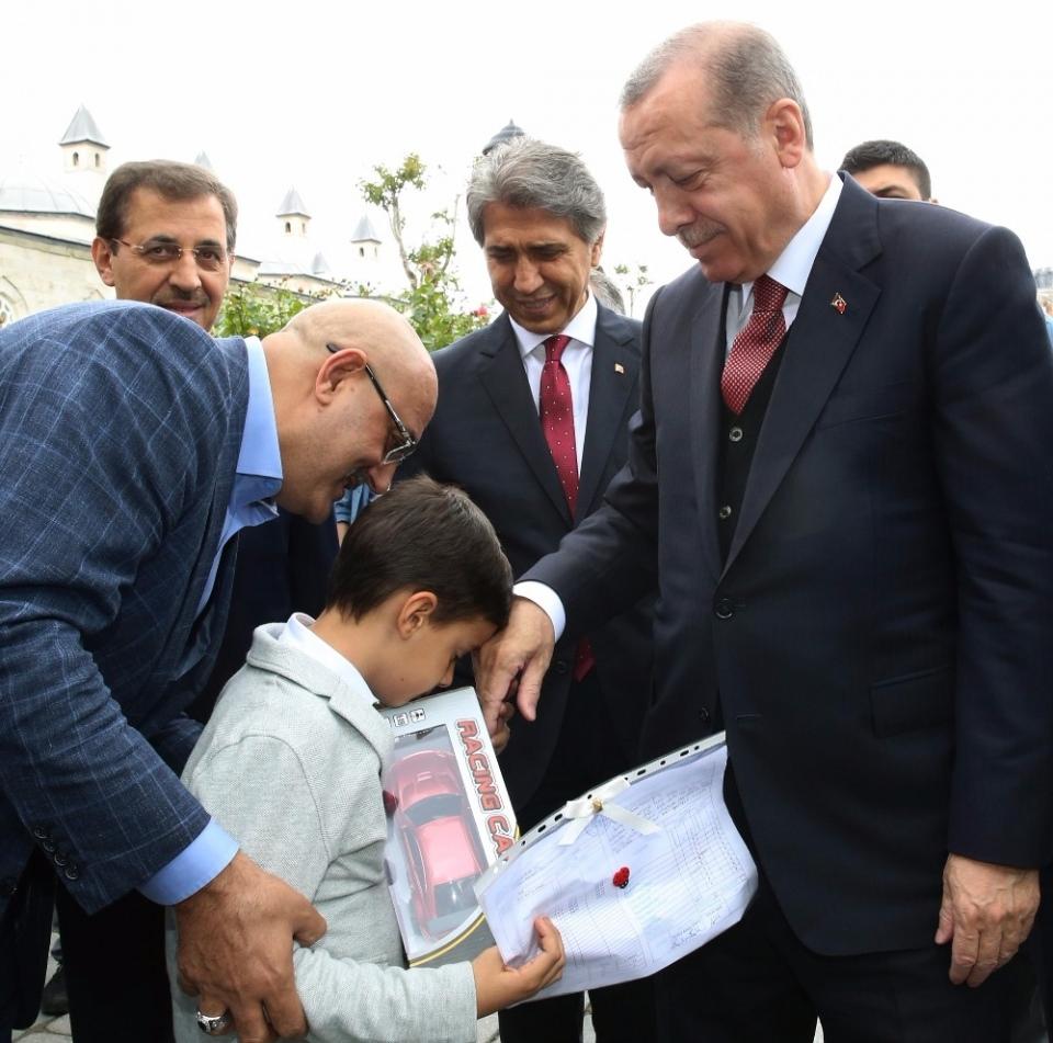 <p>Cumhurbaşkanı Erdoğan, namazın ardından kendisini caminin avlusunda bekleyen vatandaşlarla sohbet etti. </p>
