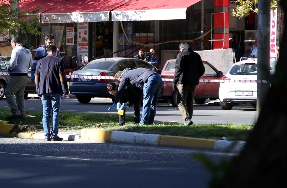 <p>Dedektör köpeklerle yapılan incelemede arka lastiklerin arasında tespit edilen şüpheli bir paket fünyeyle patlatıldı.</p>
<p> </p>