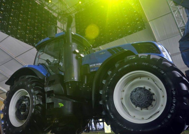 <p>Bursa'da düzenlenen "Bursa 14. Uluslararası Tarım, Tohumculuk, Fidancılık ve Süt Endüstrisi Fuarı"nda (BURTARIM 2016) satış fiyatı 322 bin dolar (yaklaşık bir milyon lira) olan traktör de görücüye çıktı.</p>
