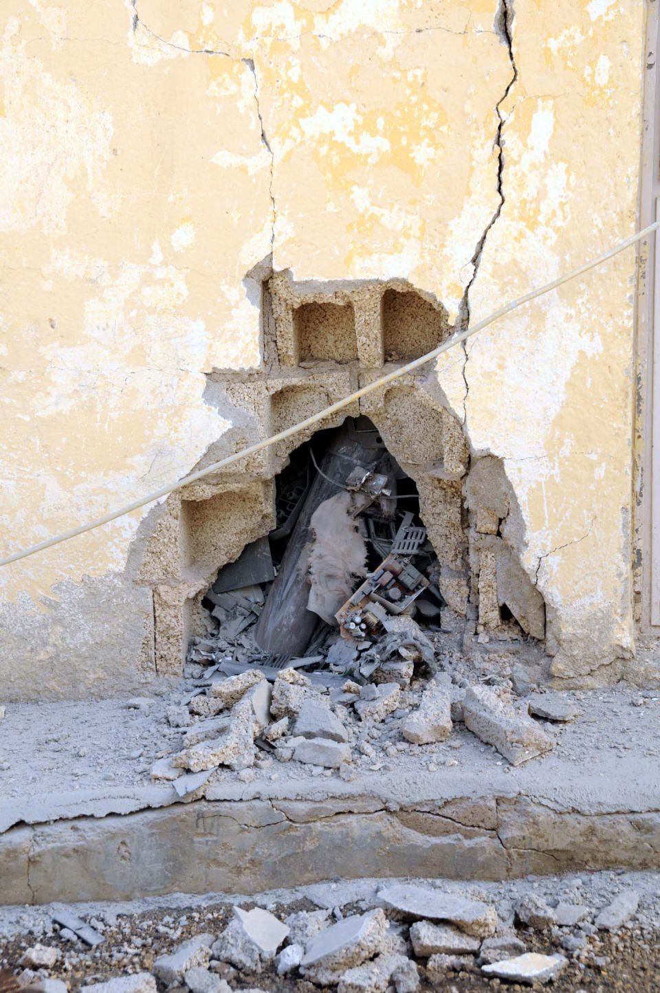 <p>Suriye'den ateşlenen 3 roket mermisinden biri evin &ccedil;atısına, biri caminin tuvaletine isabet etti, diğeri ise mezarlığa d&uuml;şt&uuml;.</p>

<p>&nbsp;</p>
