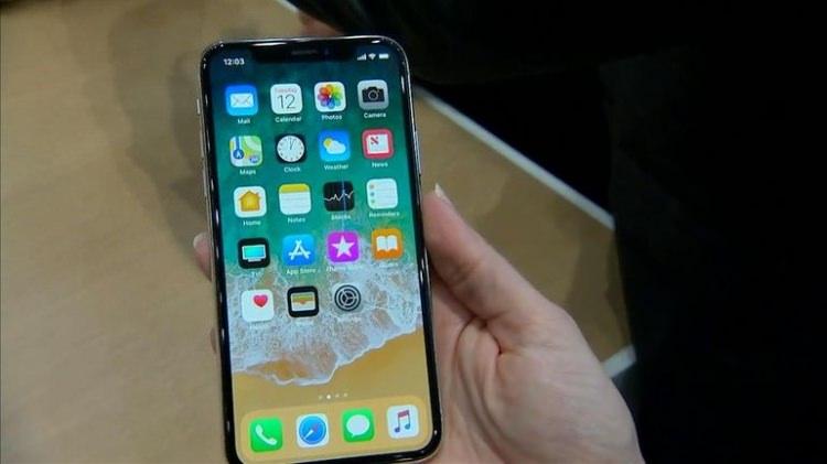 <p>Apple'ın 10. yıla özel ürettiği iPhone X 64 GB modeli Türkiye'de Apple Store'da 6099 liraya satılacak.</p>