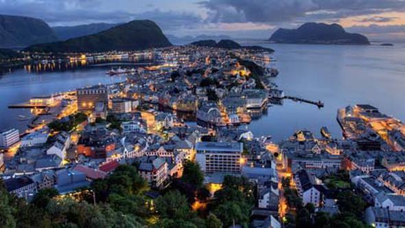 <p><strong>Norveç</strong></p>
<p> </p>
<p>Kadınlar için emeklilik yaşı:64</p>
<p>Erkekler için emeklilik yaşı:65</p>