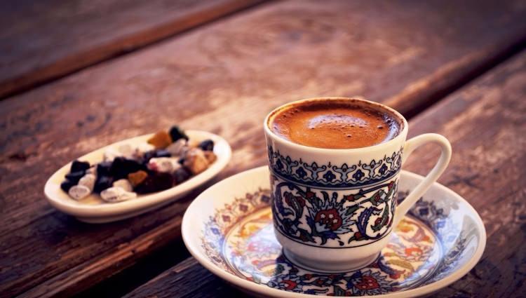 <p>Türk kahvesi, cezvede hazırlanır ve filtresiz olarak küçük fincanlarda servis edilir.</p>
