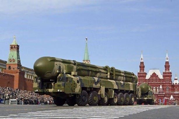 <p>Topol RS-12m, Rus yapımı dünyanın en uzun menzile sahip (10.000 km) karadan karaya balistik füzesi. 3 kademeli olup hedefine sabit bir noktadan yaklaşmaz; yani istediği yerden istediği zaman atış yapabilir. 1 ton savaş başlığı taşıyabilir ve yaklaşık 45 ton ağırlığındadır.</p>

<p> </p>

