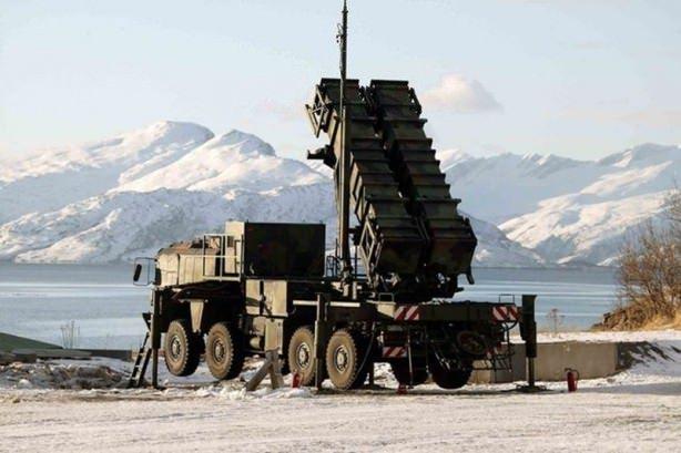 <p><strong>ABD</strong></p>

<p>Patriotlar, ABD' li silah şirketi olan Raytheon Company' nin ürettiği füze sistemidir.</p>
