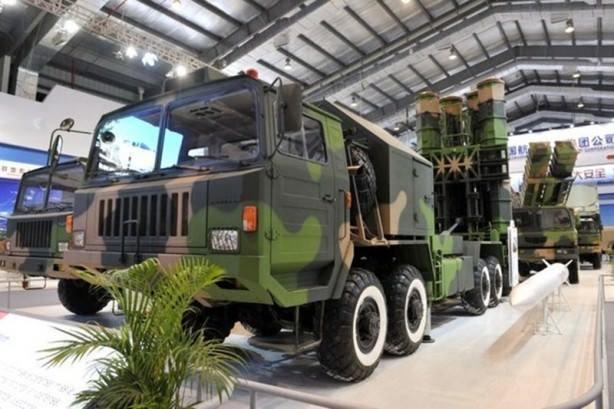 <p>Çin'li mühendislerin yaptığı bu füzenin menzili yaklaşık 100 km. 8 tane füze rampasına sahip olan bir kamyonla taşınabilen yeni FD-2000 sistemi, tek seferde 32 tane füze ateşleyebiliyor.</p>
<p> </p>