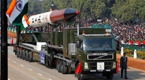 <p>Agni 1 850 km menzile sahip<br />
Agni 2 3300 ile 4800 km menzile sahip<br />
Agni 3 3500 ile 5500 km menzile sahip<br />
Agni 4 6000 km menzile sahip</p>