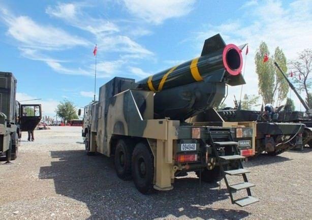 <p>Karadan karaya atış yapan Yıldırım füzesi, taktik tekerlekli araç üzerine monteli olduğundan yüksek hareket kabiliyetiyle dikkat çekiyor.</p>

<p> </p>
